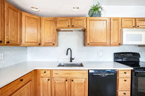 $320,000 | 16 Lt Hauser Lane, Unit 3, Falmouth, MA 02540