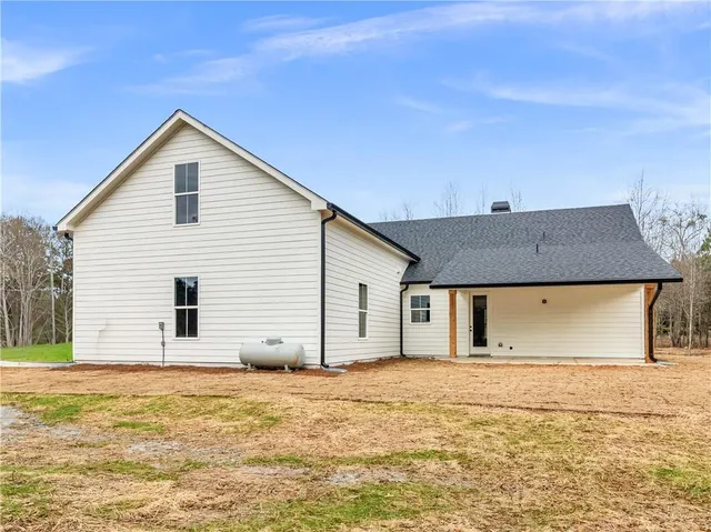 a view of a house with backyard
