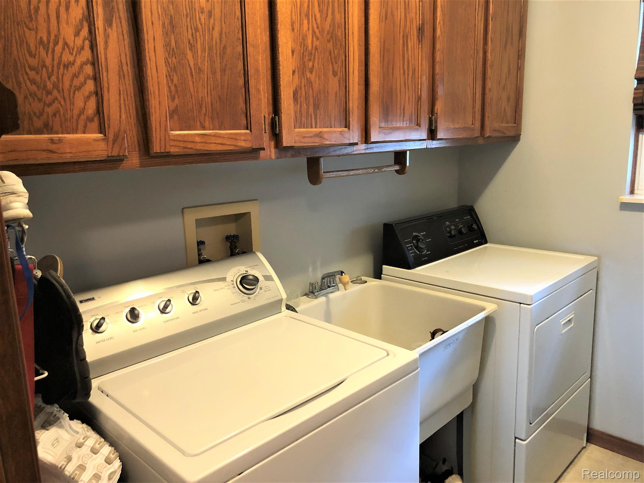 1177 Butler Boulevard Howell, MI 48843 - Photo 29 of 40 FF Laundry