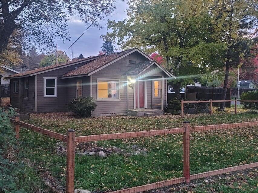 2104 Spring Street Medford, OR 97504 - Photo 4 of 24 1