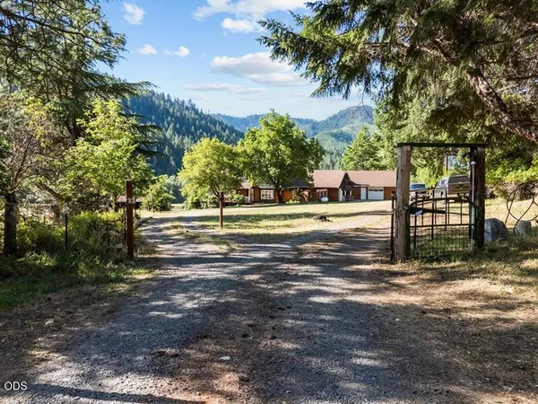 $750,000 | 12974 East Evans Creek Road, Rogue River, OR 97537