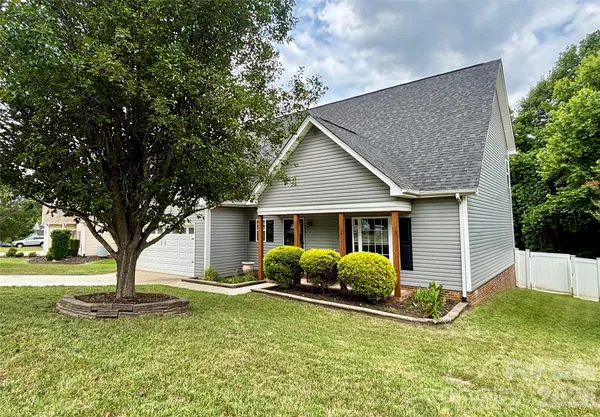 $350,000 | 229 17th Avenue Southeast, Hickory, NC 28602