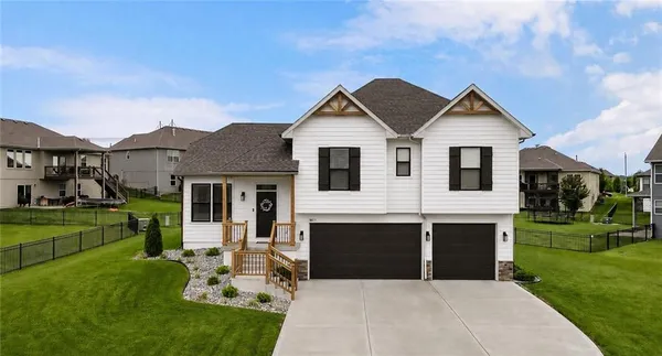 $470,000 | 18911 Weaver St Spring Hill, Spring Hill, KS 66083