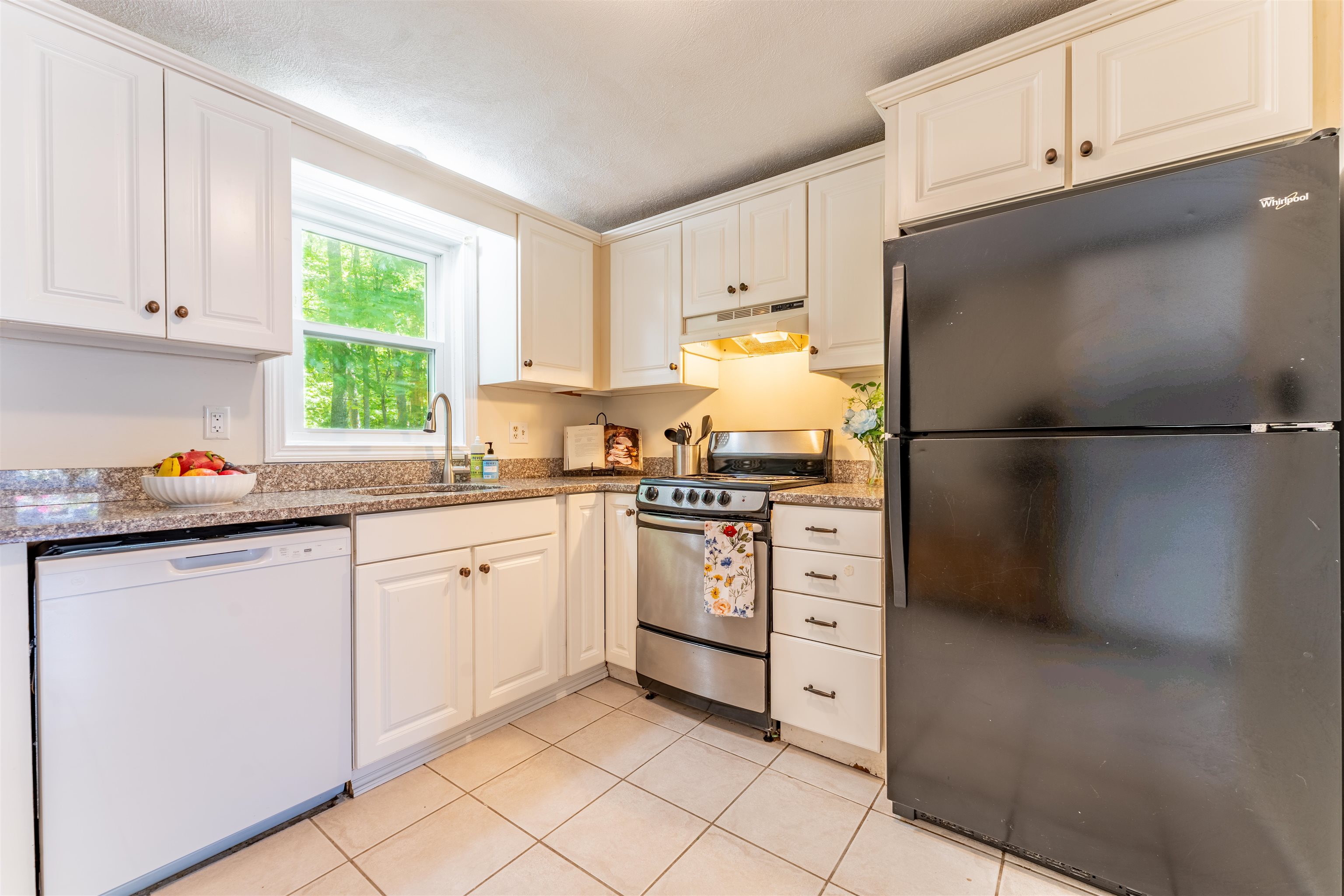 111 Stonegate Lane Derry, NH 03038 - Photo 9 of 25