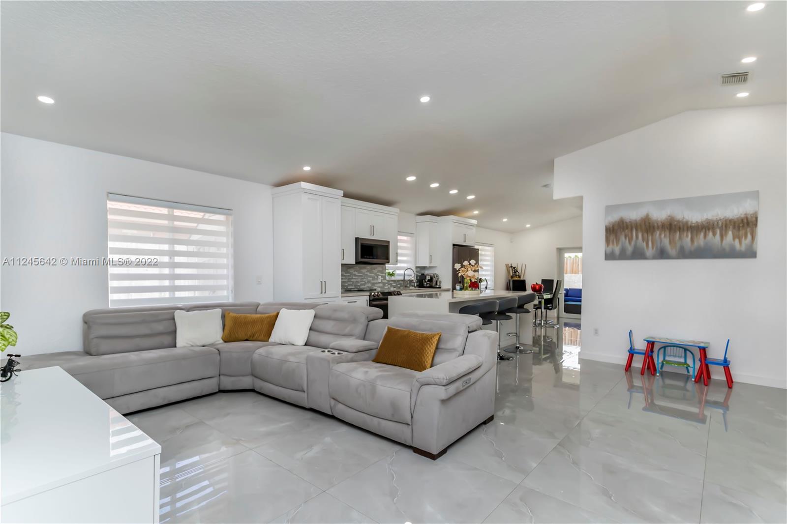 3423 West 75th Place Hialeah, FL 33018 - Photo 4 of 26