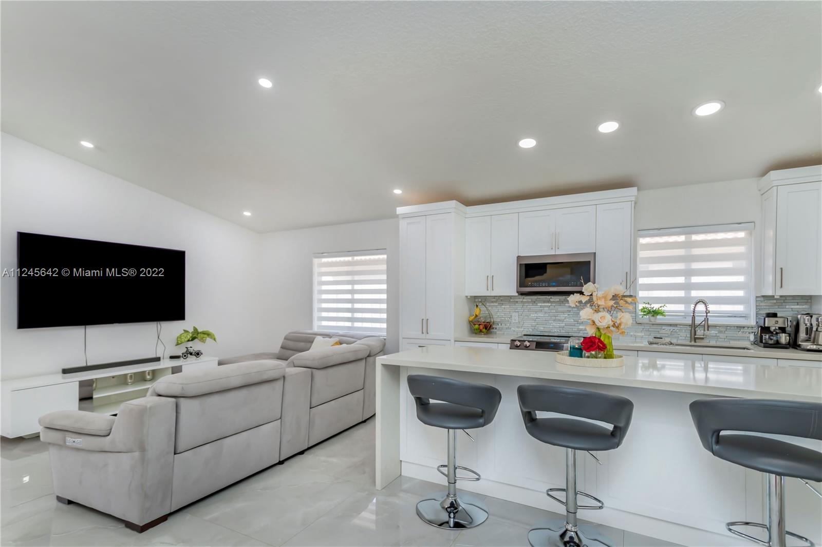 3423 West 75th Place Hialeah, FL 33018 - Photo 5 of 26