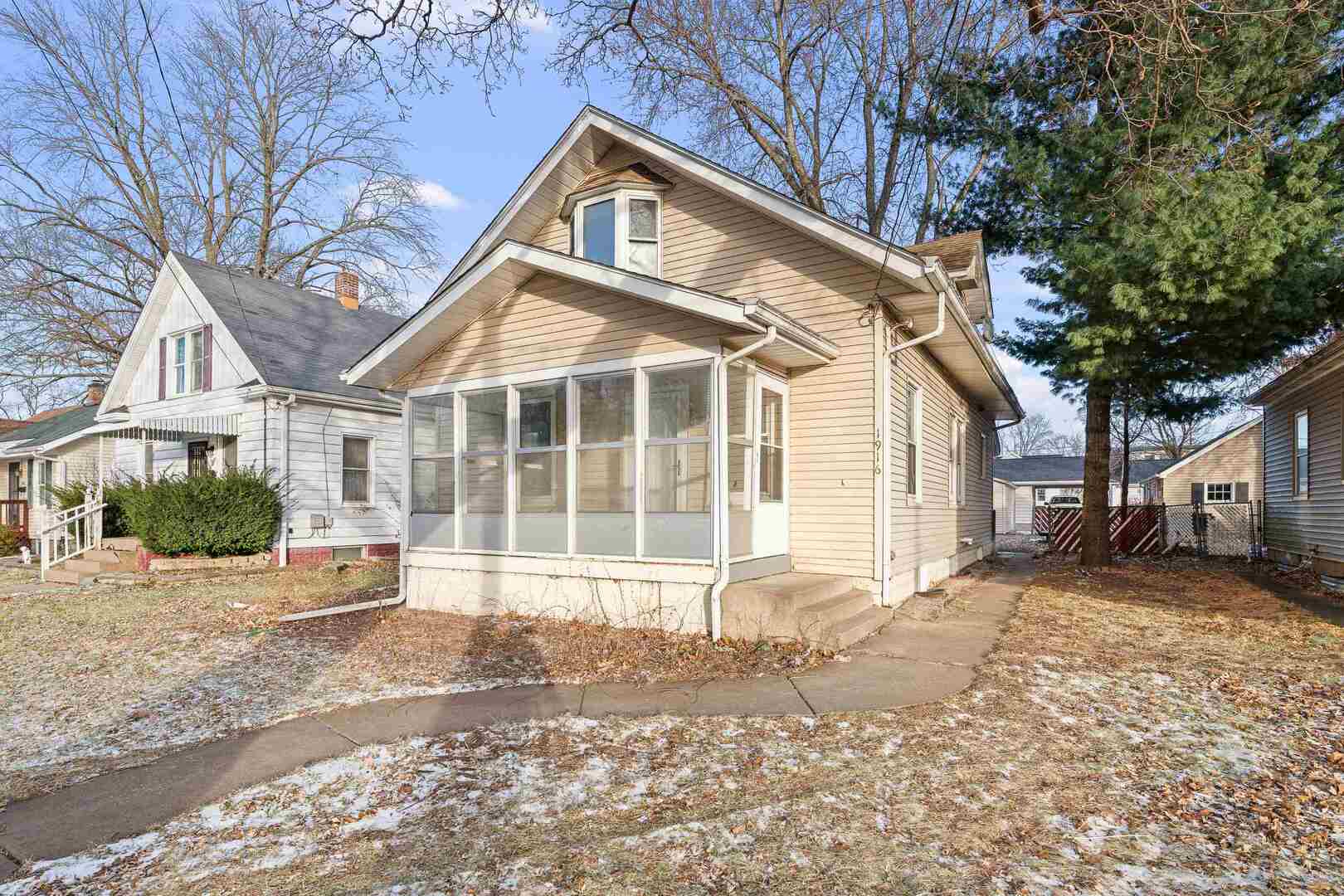1916 31st Street Moline, IL 61265 - Photo 2 of 28