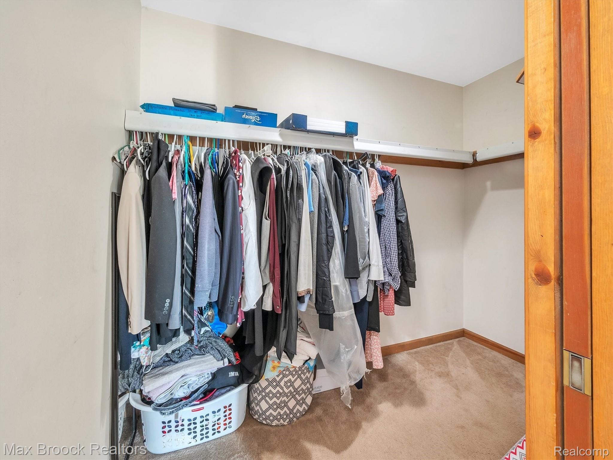 462 South Boulevard West Rochester, MI 48307 - Photo 23 of 44 Primary bedroom large walk-in closet.