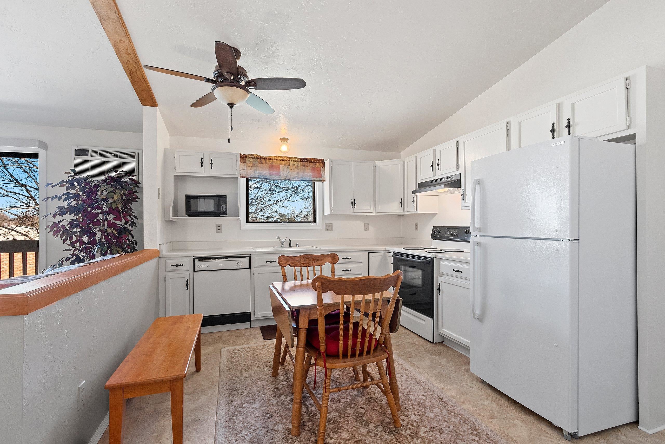 2409 Cedar Ridge, Unit C Green Bay, WI 54313 - Photo 8 of 27