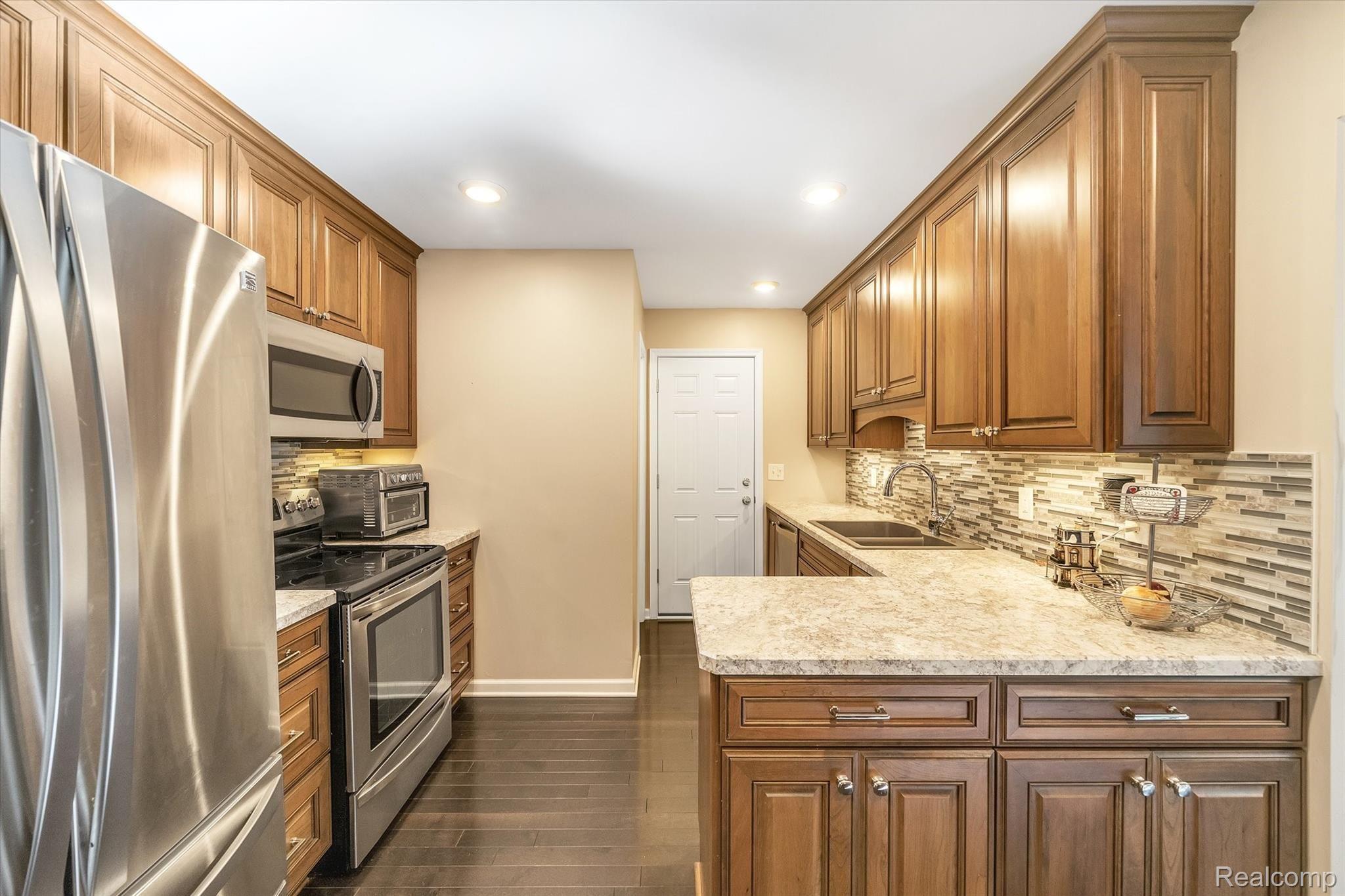 7324 Runyan Lake Road Fenton, MI 48430 - Photo 9 of 34 11-7324-Runyan-Lake-Rd-48430-WindowStill-Real-Estate-Photography-11.jpg