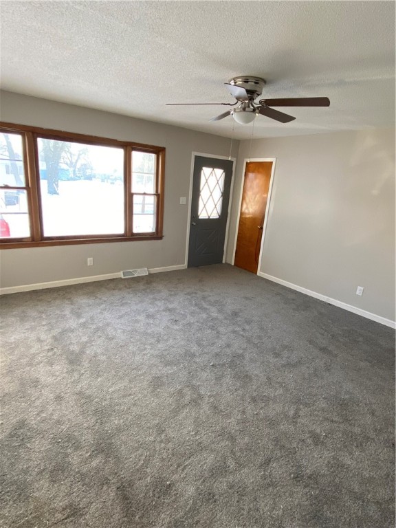 2410 East Logan Street Decatur, IL 62526 - Photo 2 of 8 Living Room