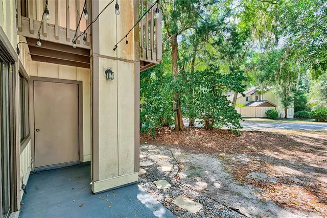 a view of a entrance gate of the house