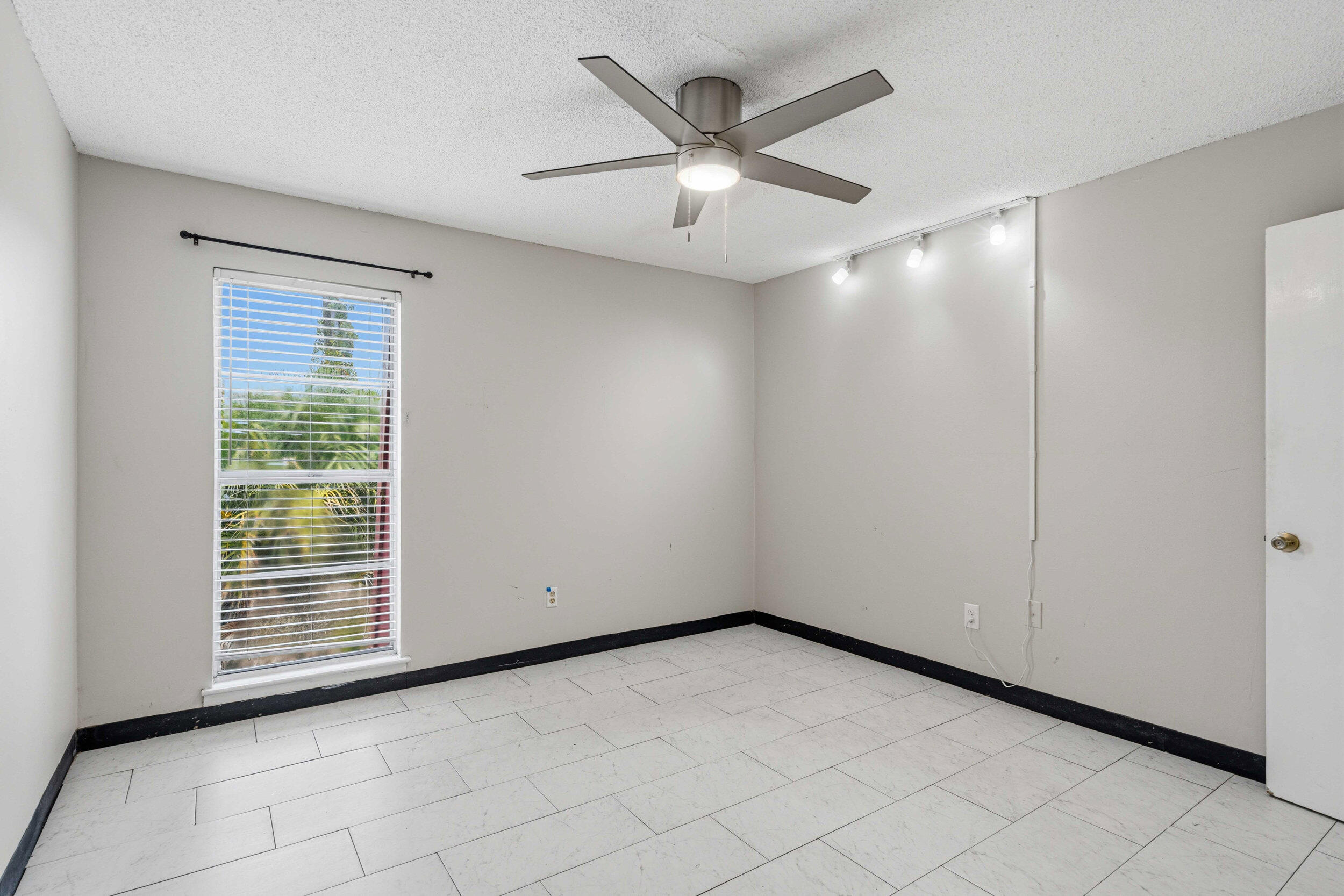 210 Pelham Road, Unit 215C Fort Walton Beach, FL 32547 - Photo 11 of 24 Bedroom 1