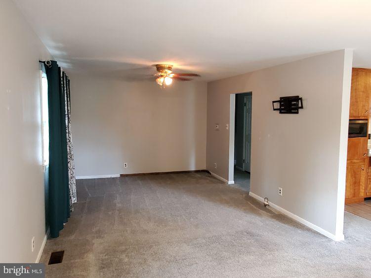 559 Erial Road Sicklerville, NJ 08081 - Photo 9 of 43 Living Room