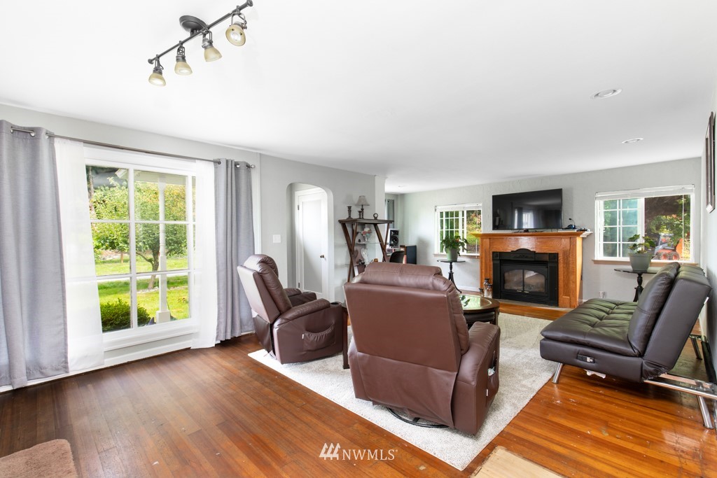 16722 Blodgett Road Mount Vernon, WA 98274 - Photo 19 of 37 a living room with furniture and a fireplace