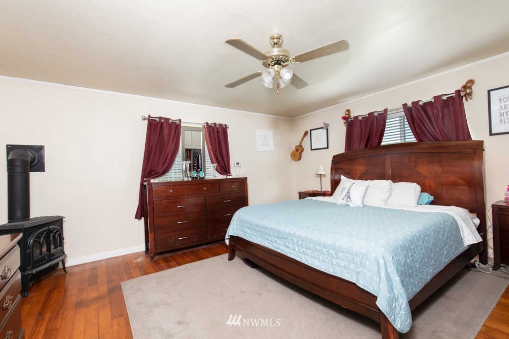 16722 Blodgett Road Mount Vernon, WA 98274 - Photo 20 of 37 a bedroom with a large bed and a dresser