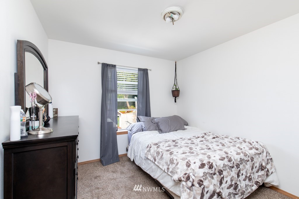 16722 Blodgett Road Mount Vernon, WA 98274 - Photo 31 of 37 a bedroom with a bed and a mirror