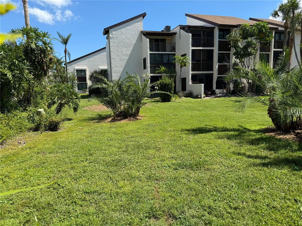 a view of a house with backyard and garden