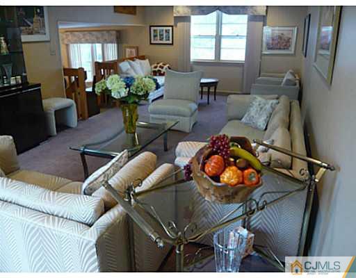 12 Celler Road Edison, NJ 08817 - Photo 2 of 16 Gallery Image 2