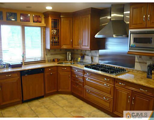 12 Celler Road Edison, NJ 08817 - Photo 3 of 16 Gallery Image 3