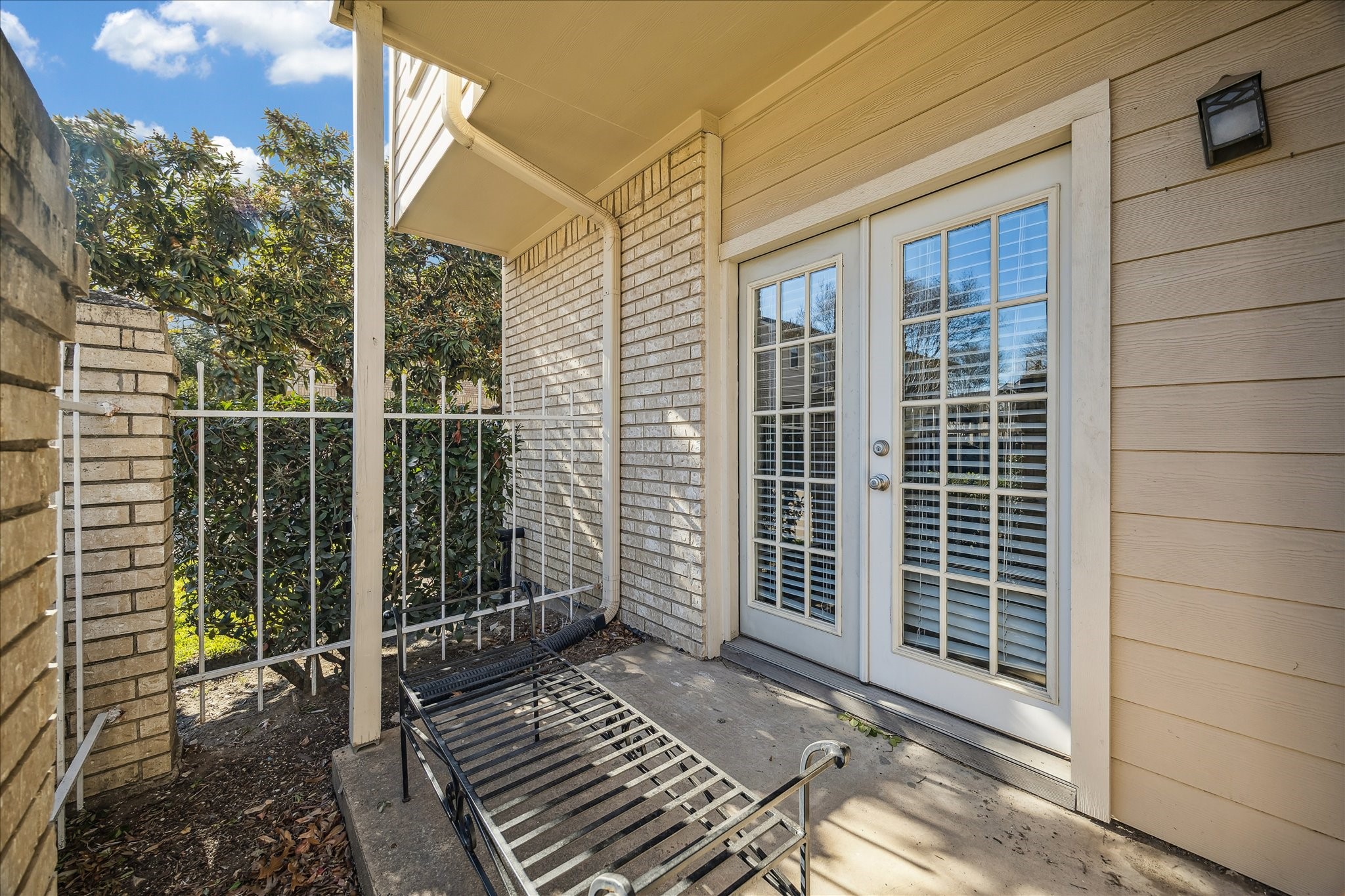 7575 Cambridge Street, Unit 1003 Houston, TX 77054 - Photo 13 of 27 a view of house with a window