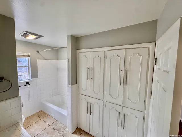 $3,200 | 131 Canyon Oaks Drive, Hollywood Park, TX 78232