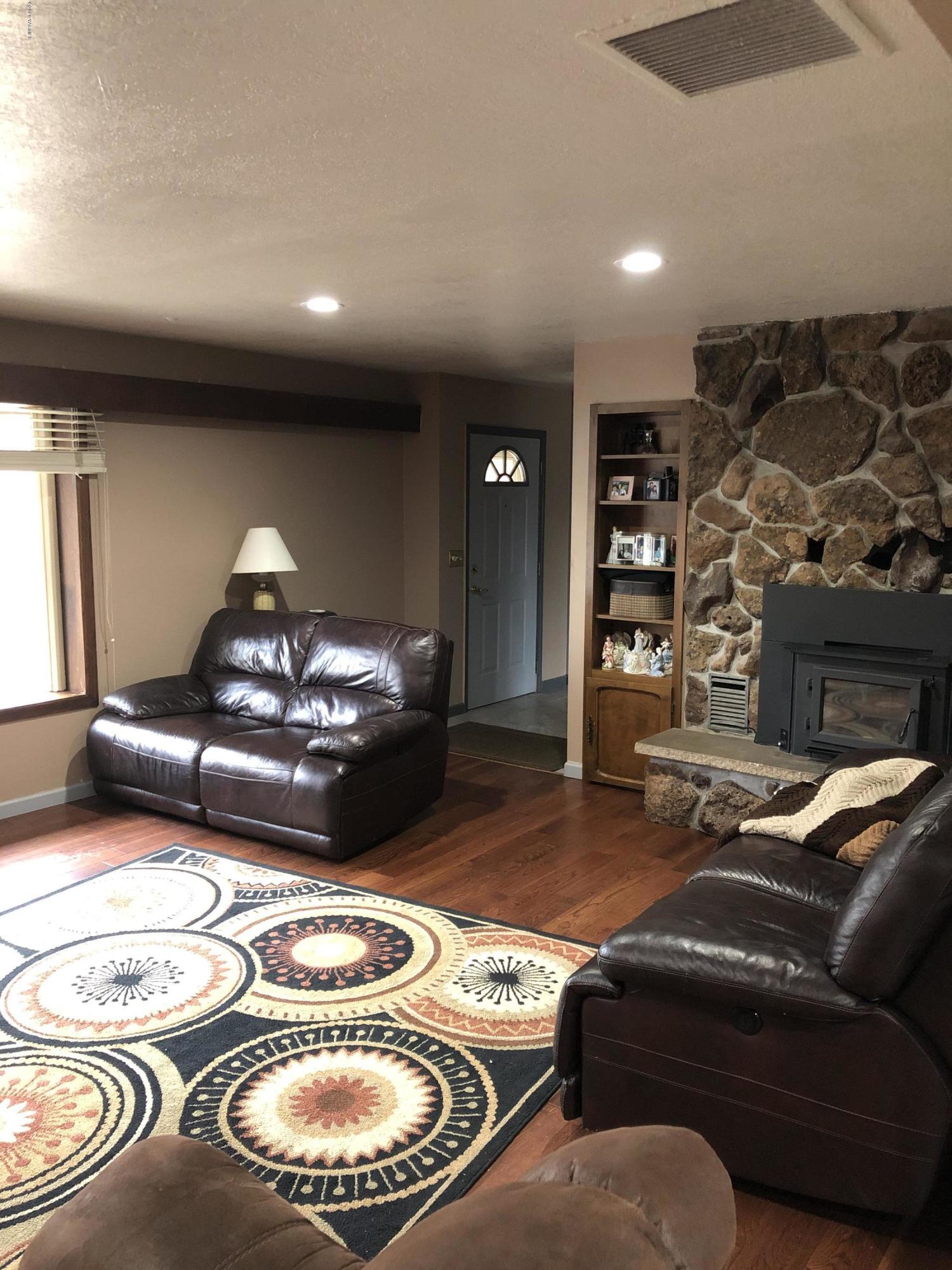 162 Schut Road Moxee, WA 98936 - Photo 15 of 31 Living room 3