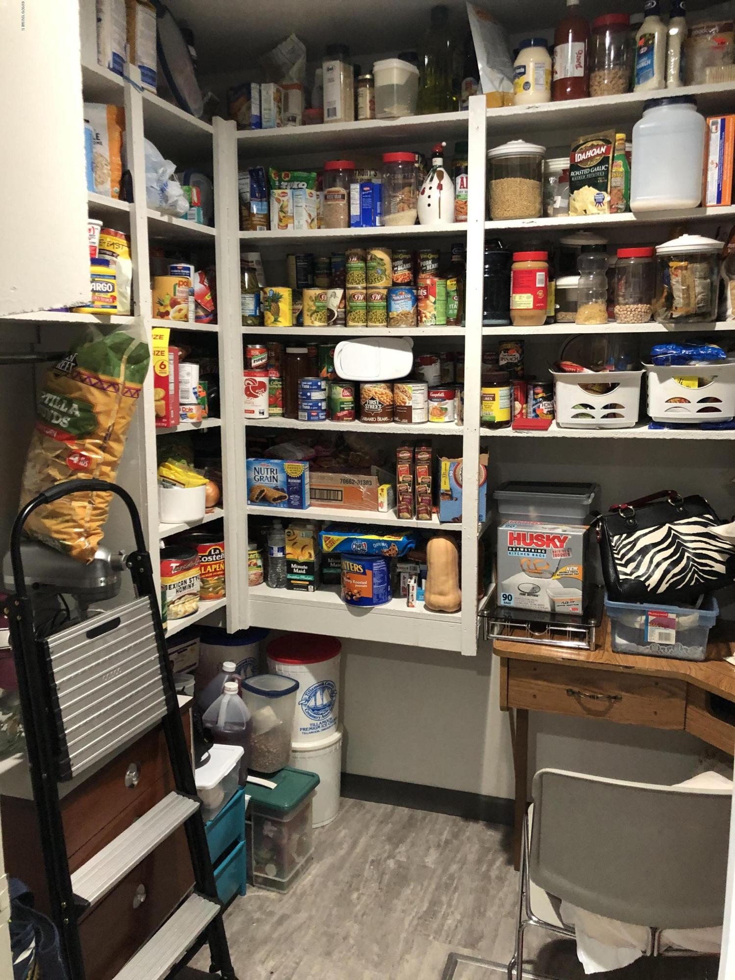 162 Schut Road Moxee, WA 98936 - Photo 24 of 31 Spacious Pantry