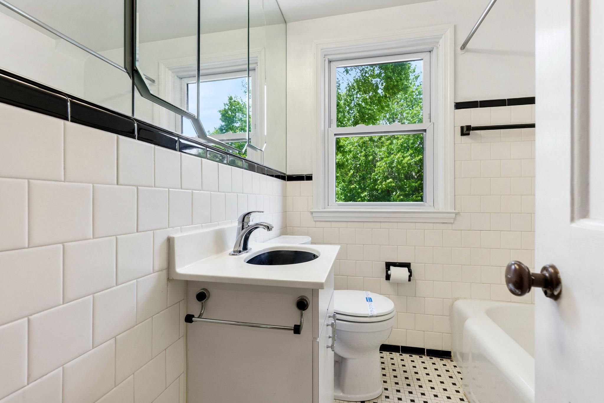 8401 Pleasant Plains Road Baltimore, MD 21286 - Photo 13 of 30 Upstairs hallway full bathroom