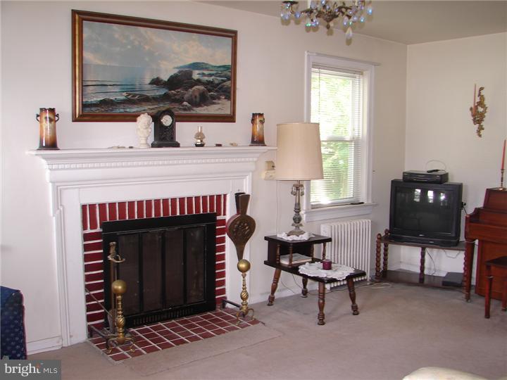 440 Cedar Avenue Lindenwold, NJ 08021 - Photo 3 of 7 Living Room