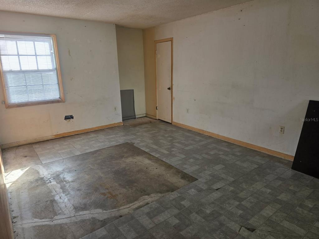 2789 L B McLeod Road, Unit D Orlando, FL 32805 - Photo 4 of 5 an empty room with windows