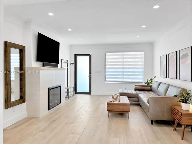 $7,800 | 130 Southwest 25th Road, Miami, FL 33129