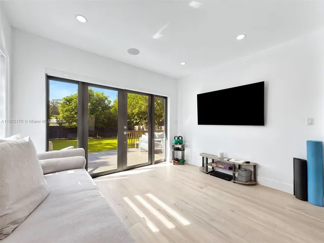 $7,800 | 130 Southwest 25th Road, Miami, FL 33129