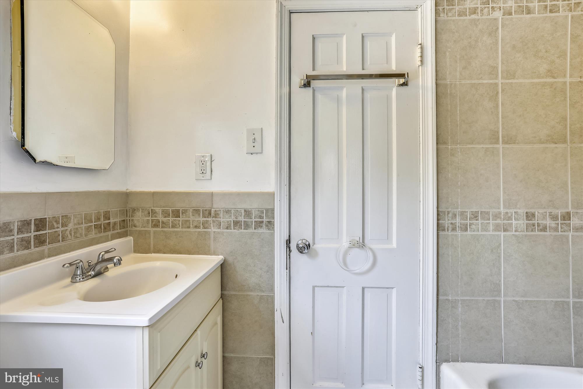 5710 Overlea Road Bethesda, MD 20816 - Photo 14 of 30 Upper-level full bath 2