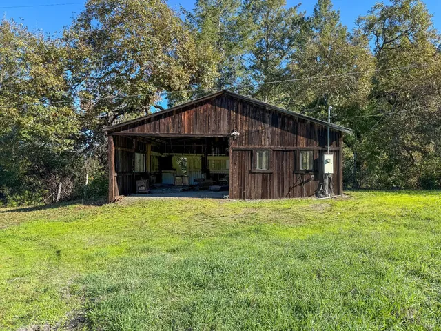 a view of a backyard