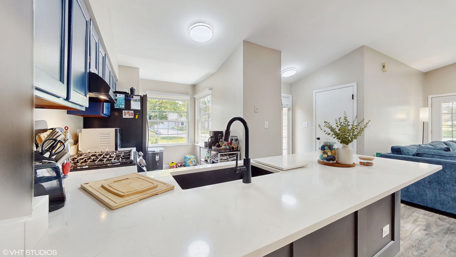 267 Juniper Circle Streamwood, IL 60107 - Photo 11 of 25 a bedroom with a bed and a potted plant