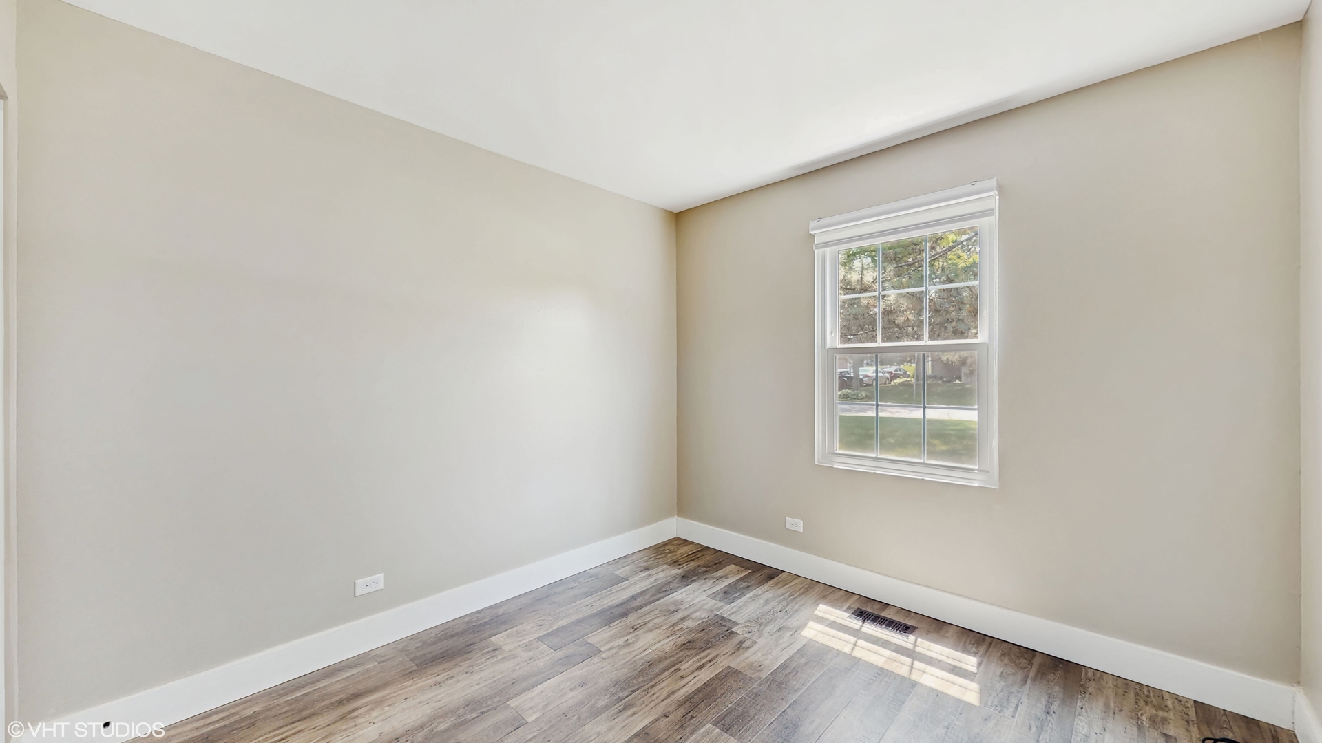 267 Juniper Circle Streamwood, IL 60107 - Photo 16 of 25 an empty room with a window