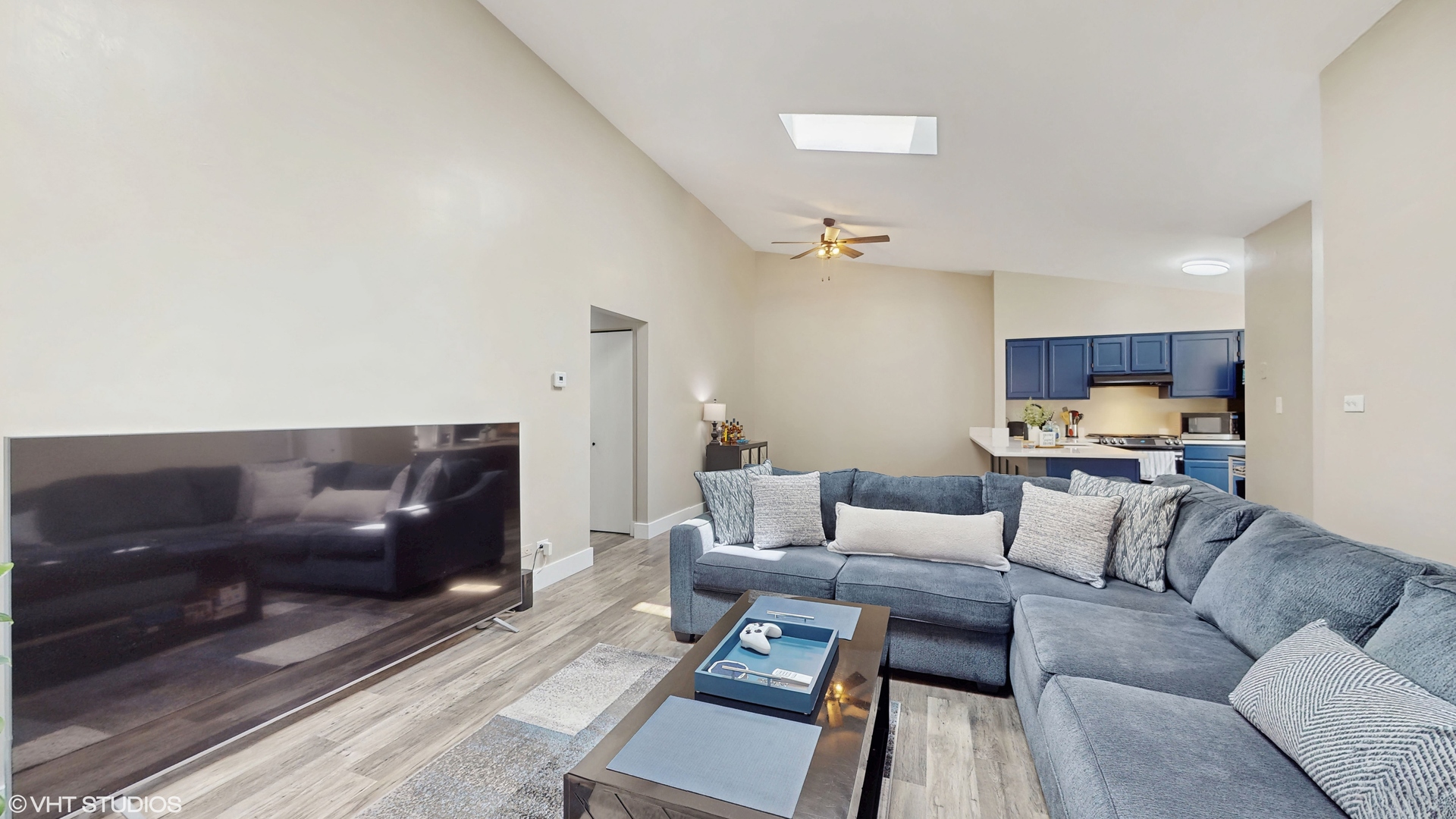 267 Juniper Circle Streamwood, IL 60107 - Photo 5 of 25 a living room with furniture and a couch