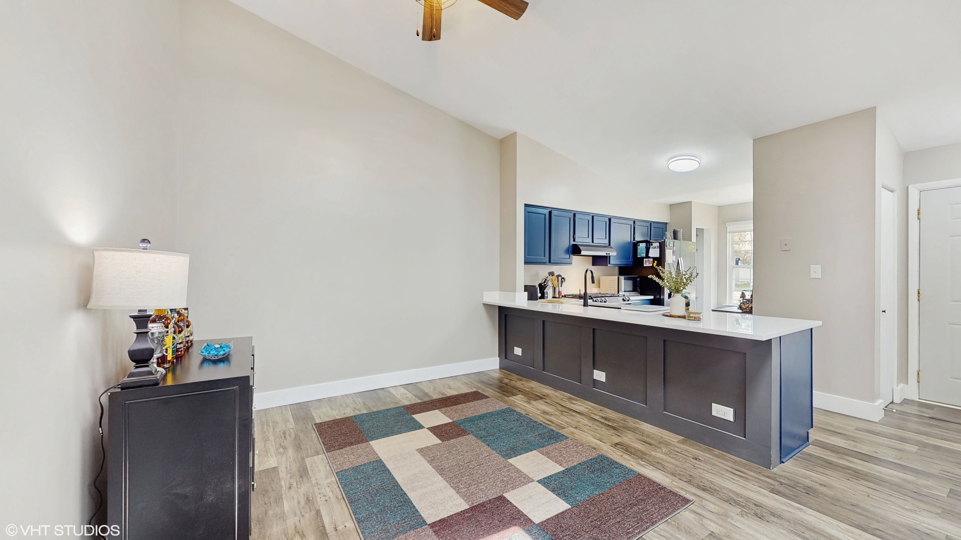 267 Juniper Circle Streamwood, IL 60107 - Photo 7 of 25 a room with painting and a table