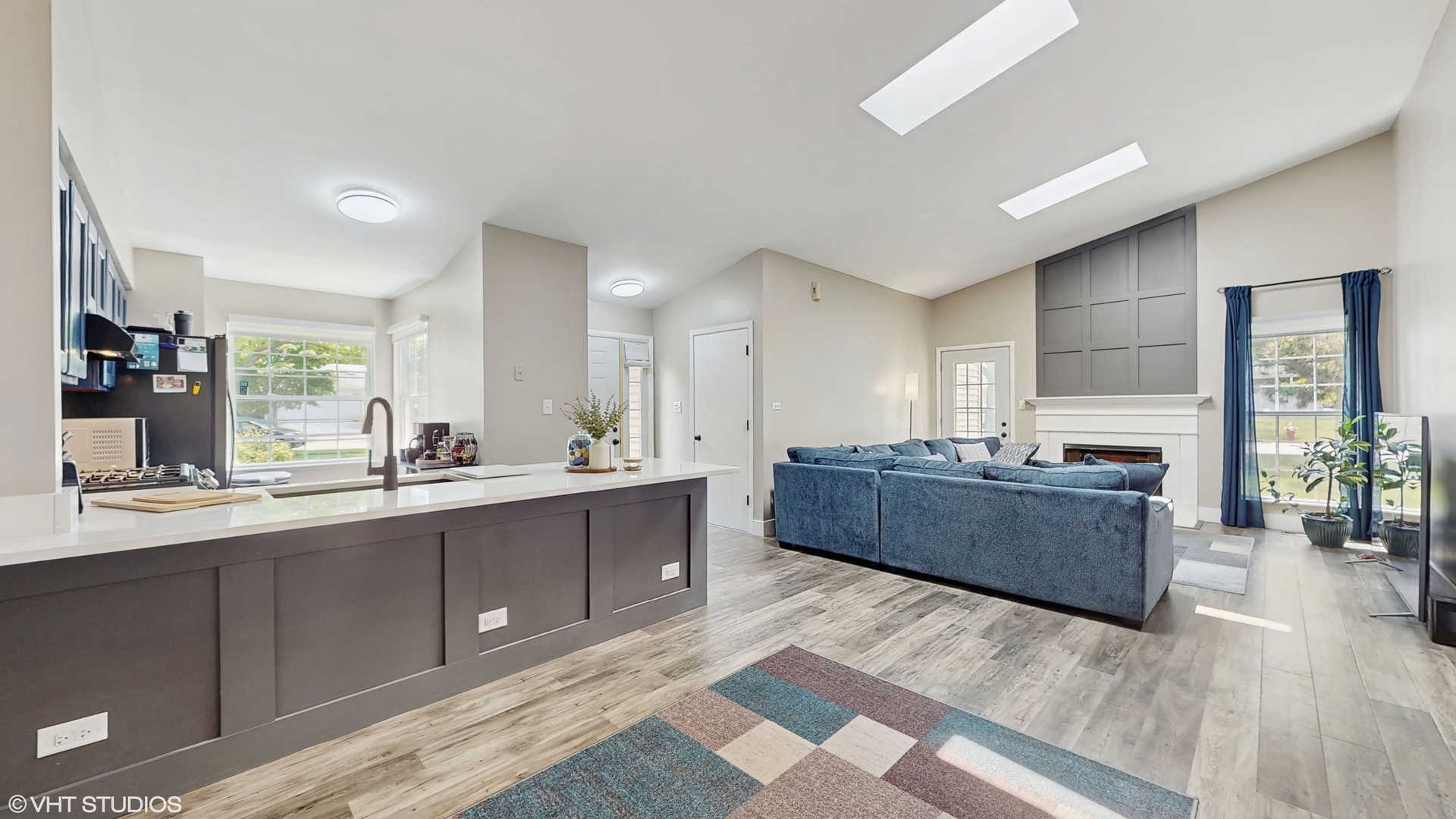 267 Juniper Circle Streamwood, IL 60107 - Photo 9 of 25 a large bathroom with a large tub and sink