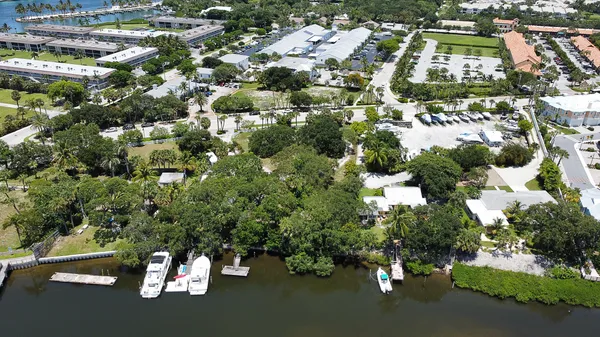 $4,000,000 | 18011 North Hwy A1A, Jupiter, FL 33477