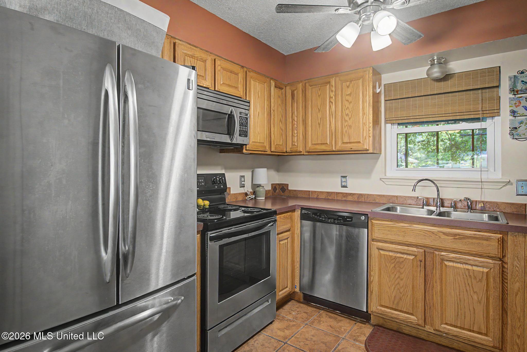 1867 Brasher Road Biloxi, MS 39532 - Photo 17 of 30 KITCHEN