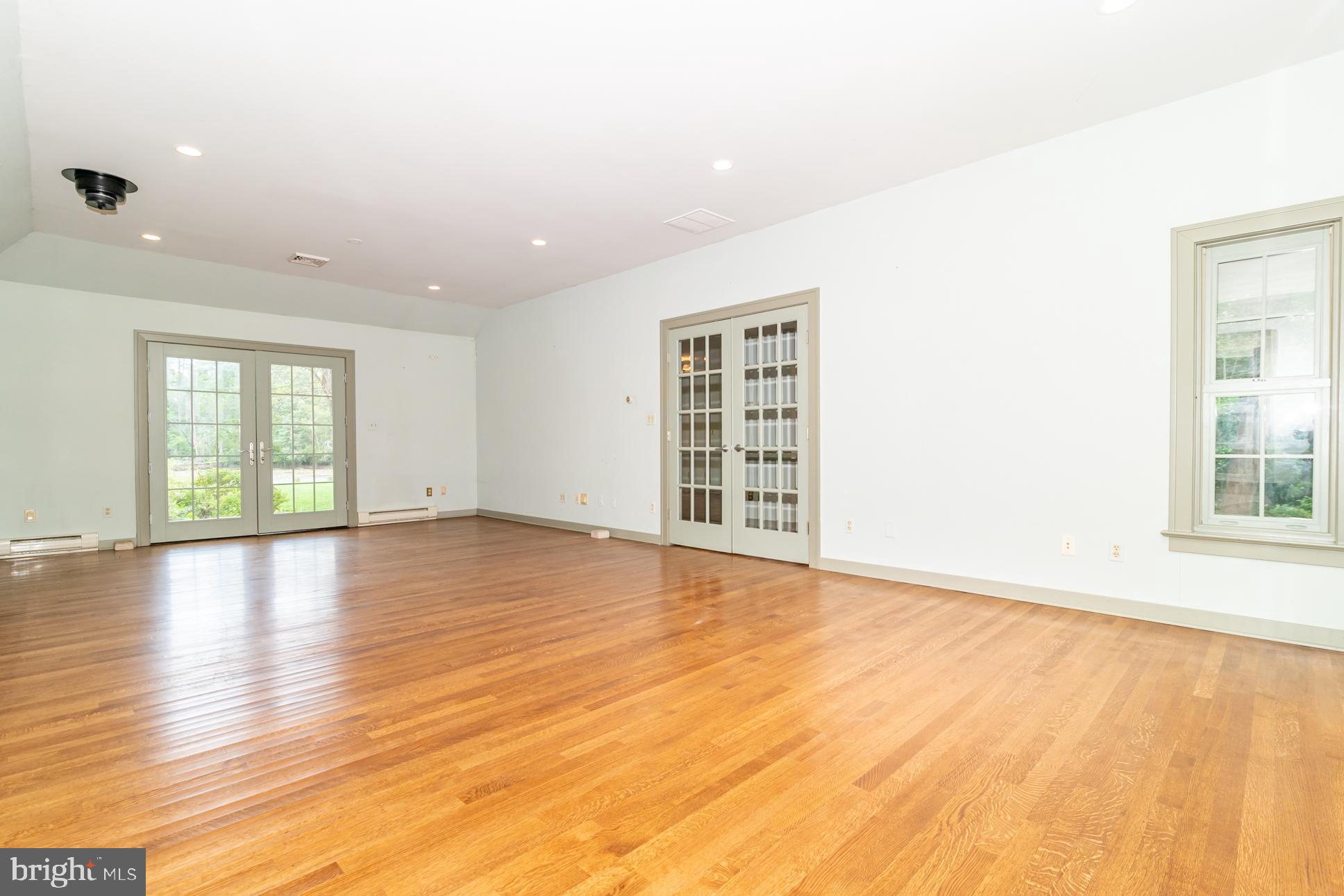 4680 Riverside Drive Hammonton, NJ 08037 - Photo 12 of 32 Dining room/living room