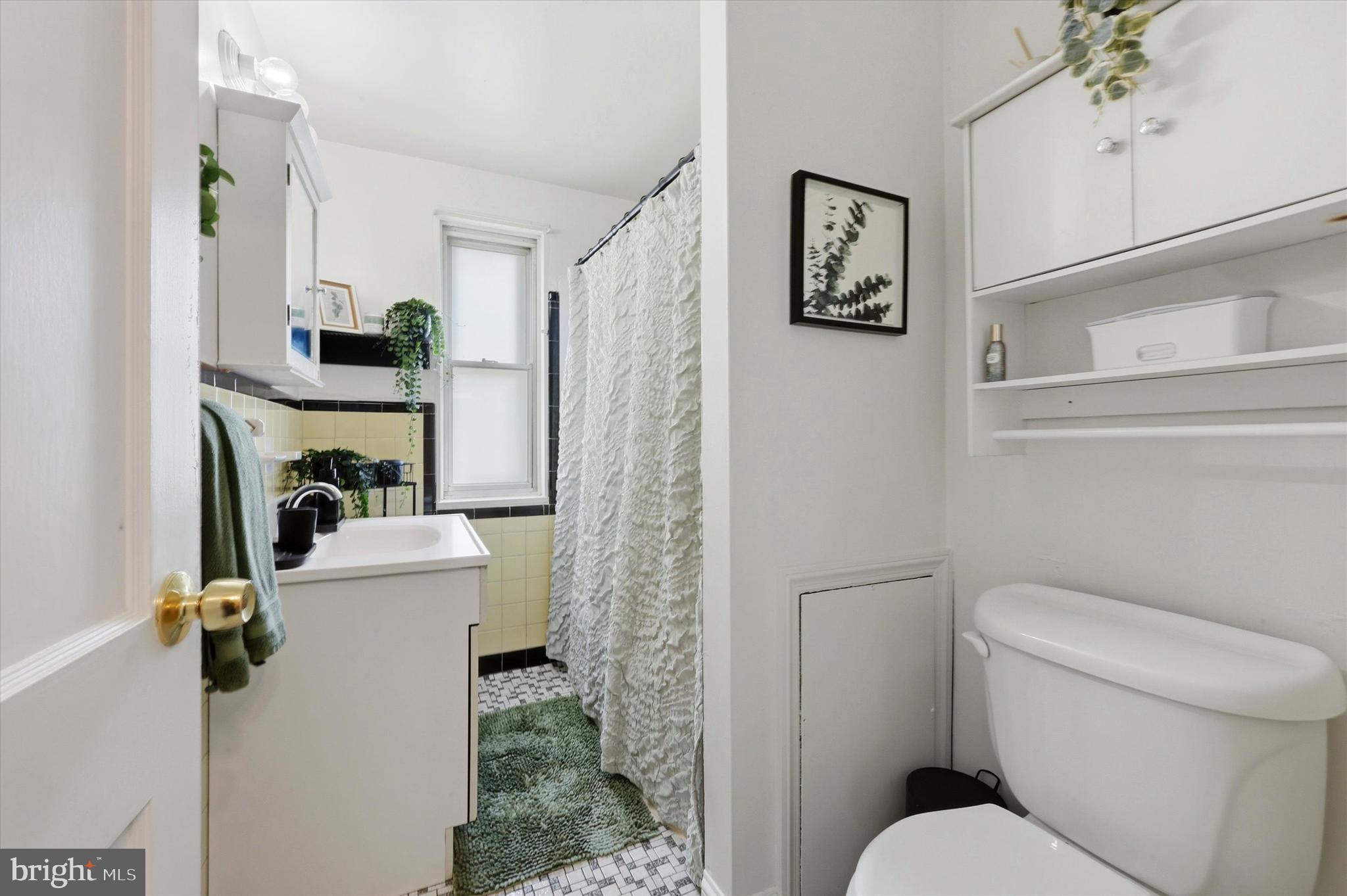 1801 Cricket Lane Folcroft, PA 19032 - Photo 12 of 22 a bathroom with a toilet sink and shower