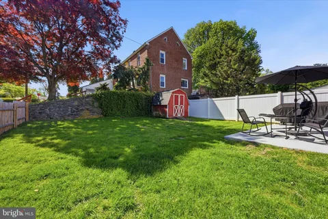 a view of a house with backyard and sitting area
