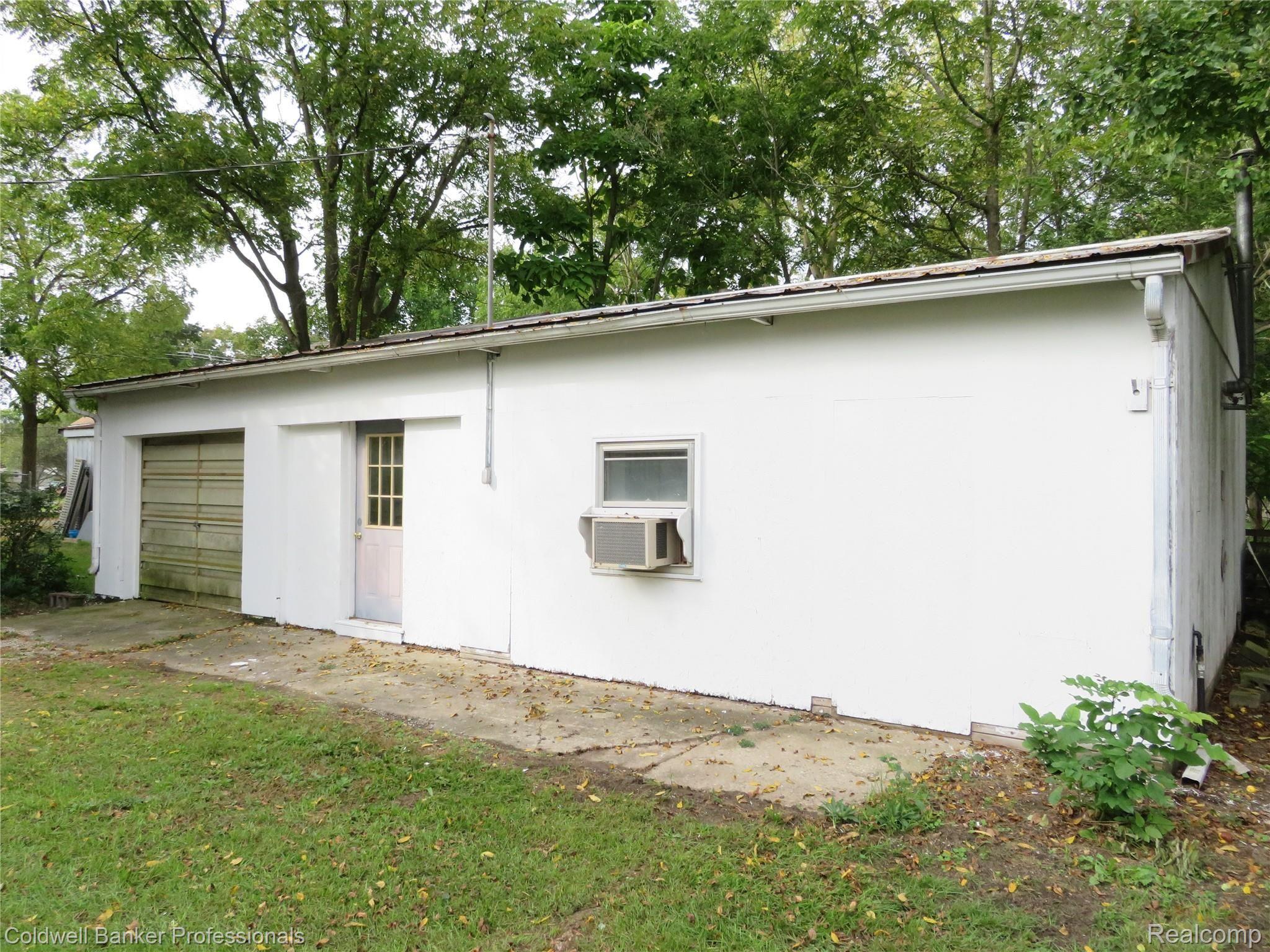 3964 South Ruess Road Owosso, MI 48867 - Photo 27 of 30 26 3694 garage.JPG