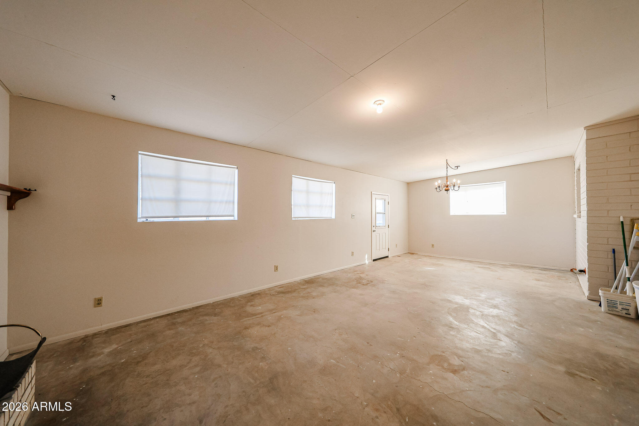 12819 North 22nd Place Phoenix, AZ 85022 - Photo 22 of 28 a view of an empty room with a window