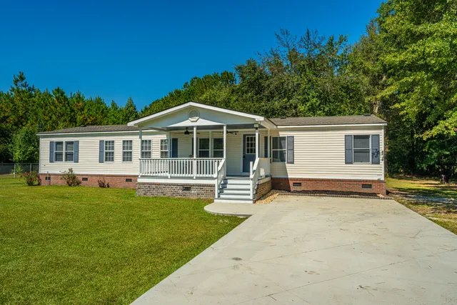 $300,000 | 406 Fairwoods Lane, Ridgeville, SC 29472