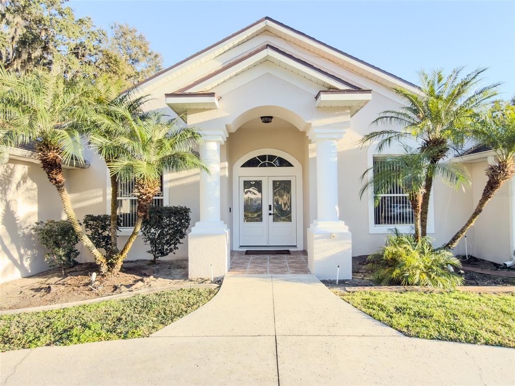 4 Weston Road Leesburg, FL 34748 - Photo 8 of 55 a front view of a house with garden