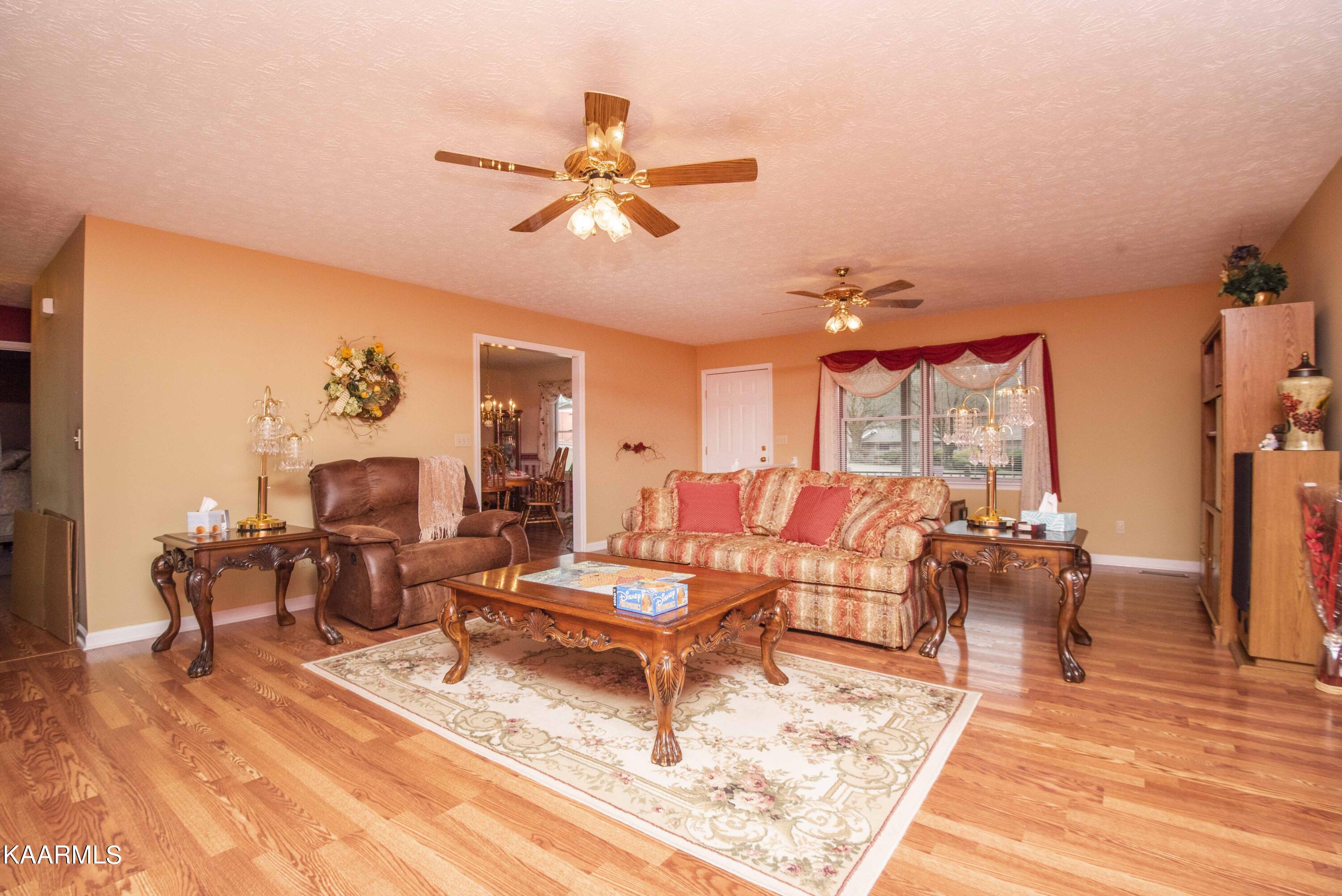 3321 Cunningham Road Knoxville, TN 37918 - Photo 2 of 25 Living Room